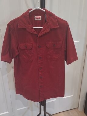 Wrangler Men's Short-Sleeve Button-Down Shirt in Deep Red
